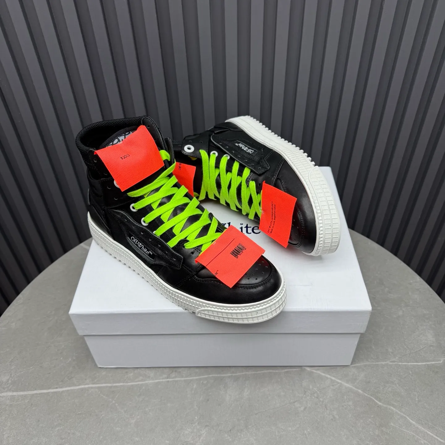 Men's shoes💰740 OFF WHITE ⚡️Couple style⚡️The latest spring style street casual shoes, released with the highest quality version on the market👊Series original mold opening, original lasting, production technology 1:1 original version➰🔜The best choice for more and more celebrities and Internet celebrities🔸In the classics Changes in the code🔸Innovate in the trend🔸Strive to break away from the shackles of bad street design🔝Although he is not the originator of fashion design, he is definitely a shining dark horse in avant-garde design🐴🆙Do not follow the trend🔅Not universal beauty🔅 Fabric💯First-layer cowhide Lining💯Imported skin-friendly and environmentally friendly polyester mesh Foot pads💯Original molded high-elastic environmentally friendly molding pads Midsole💯Made with original last-last technology Outsole💯Rubber outsole Packaging💯Official website synchronizes full set of packaging (brand wrapping paper, brand certificate, brand cloth bag) Code numbers 35-44, 45 46 Customized